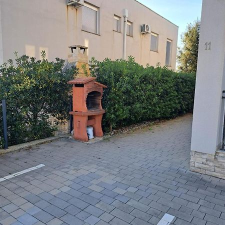 Apartman Lozancic Vir Esterno foto