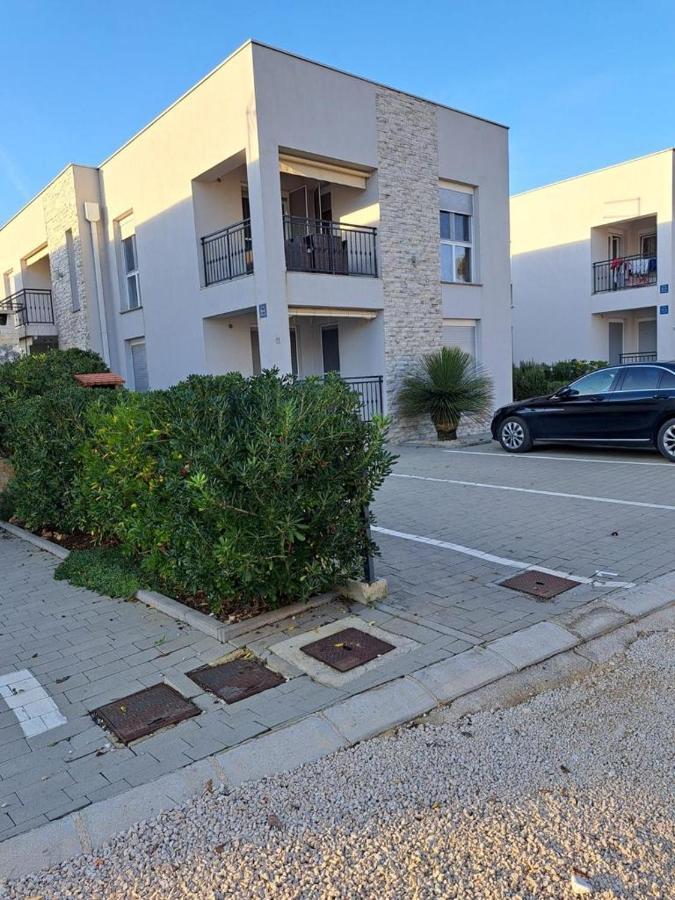 Apartman Lozancic Vir Esterno foto