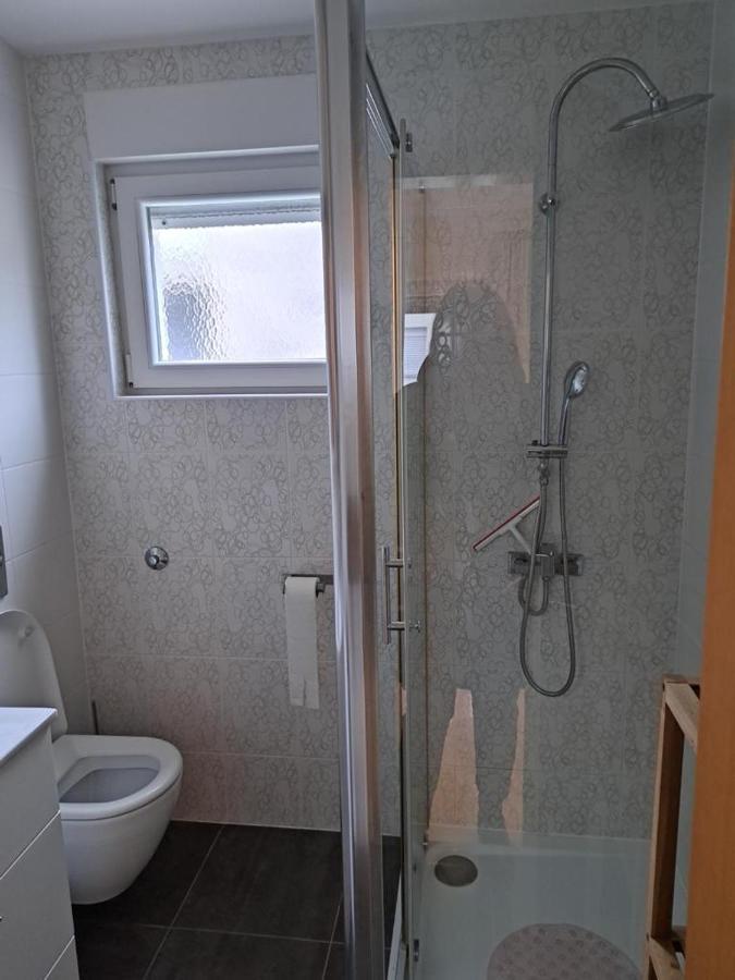 Apartman Lozancic Vir Esterno foto