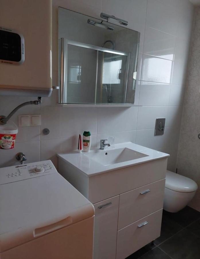 Apartman Lozancic Vir Esterno foto