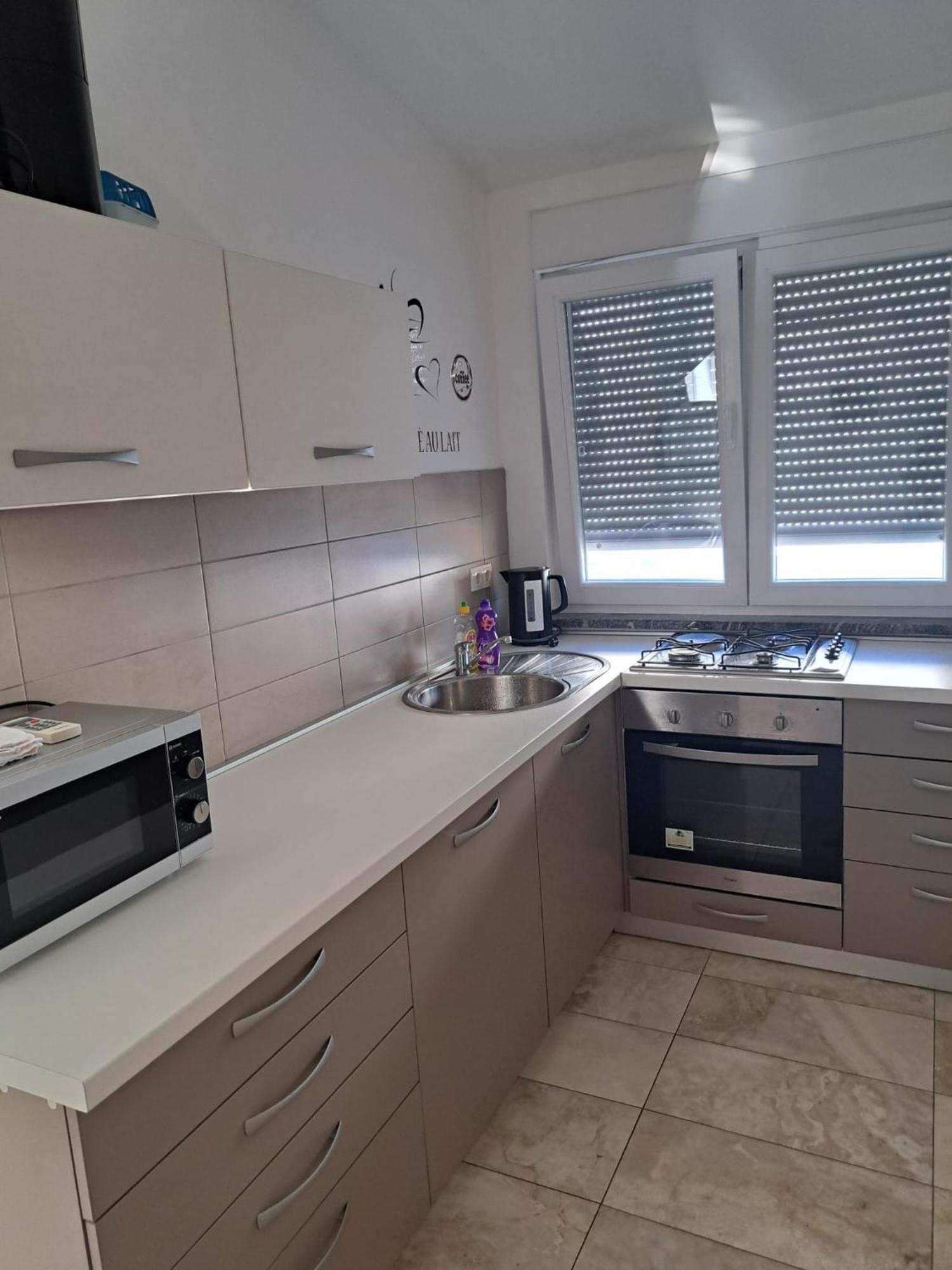 Apartman Lozancic Vir Esterno foto